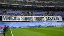 Spanduk bertuliskan "Kita semua Vinicius" terpasang pada laga lanjutan Liga Spanyol 2022/2023 antara Real Madrid melawan Rayo Vallecano pada Kamis (25/05/2023) dini hari WIB. Los Blancos memberikan aksi solidaritas sebelum laga tersebut setelah pemain Brasil itu menjadi korban rasisme pada Minggu (21/05/2023) lalu. (AP Photo/Manu Fernandez)