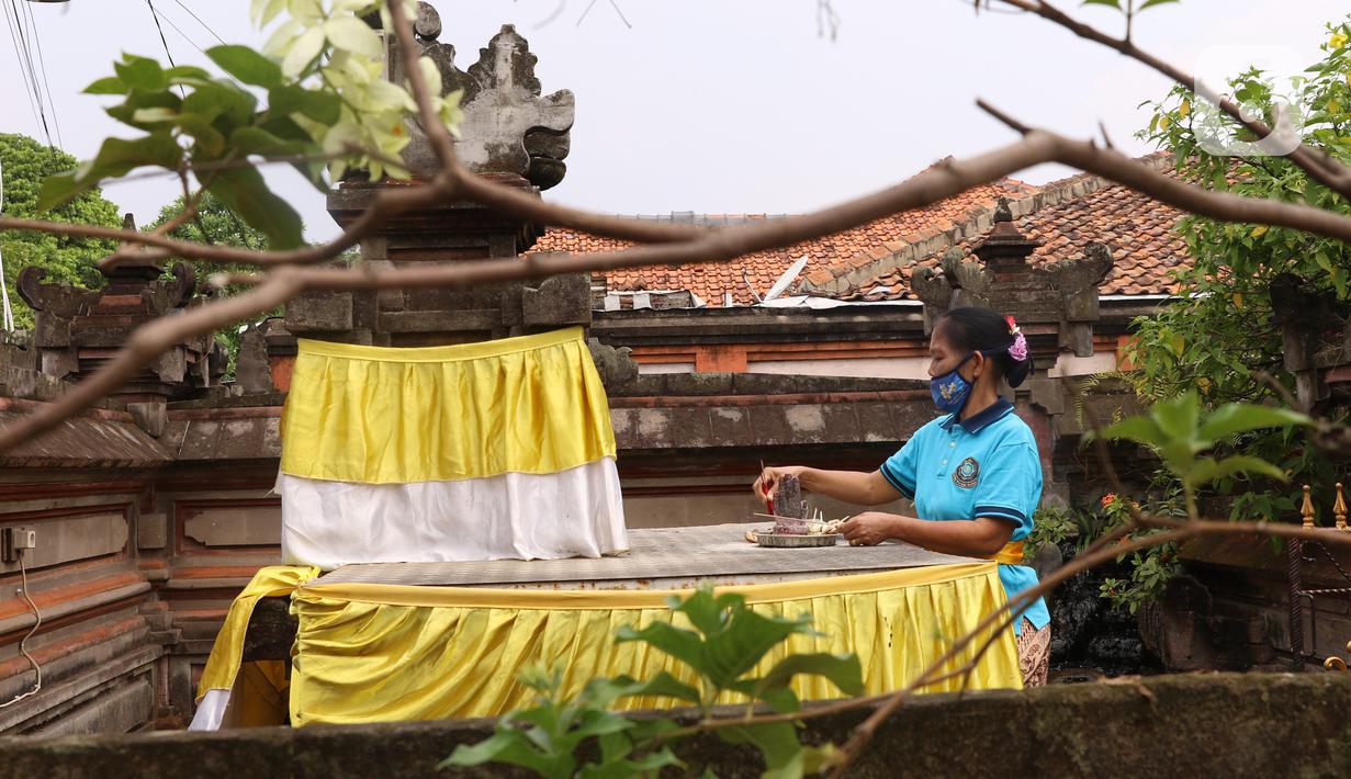 Umat Hindu menata sesaji dan perlengkapan sembahyang di Pura Kerta Jaya, Kota Tangerang, Banten, Selasa (15/9/2020). Persiapan tersebut dilakukan jelang Hari Raya Galungan yang jatuh pada 16 September 2020. (Liputan6.com/Angga Yuniar)