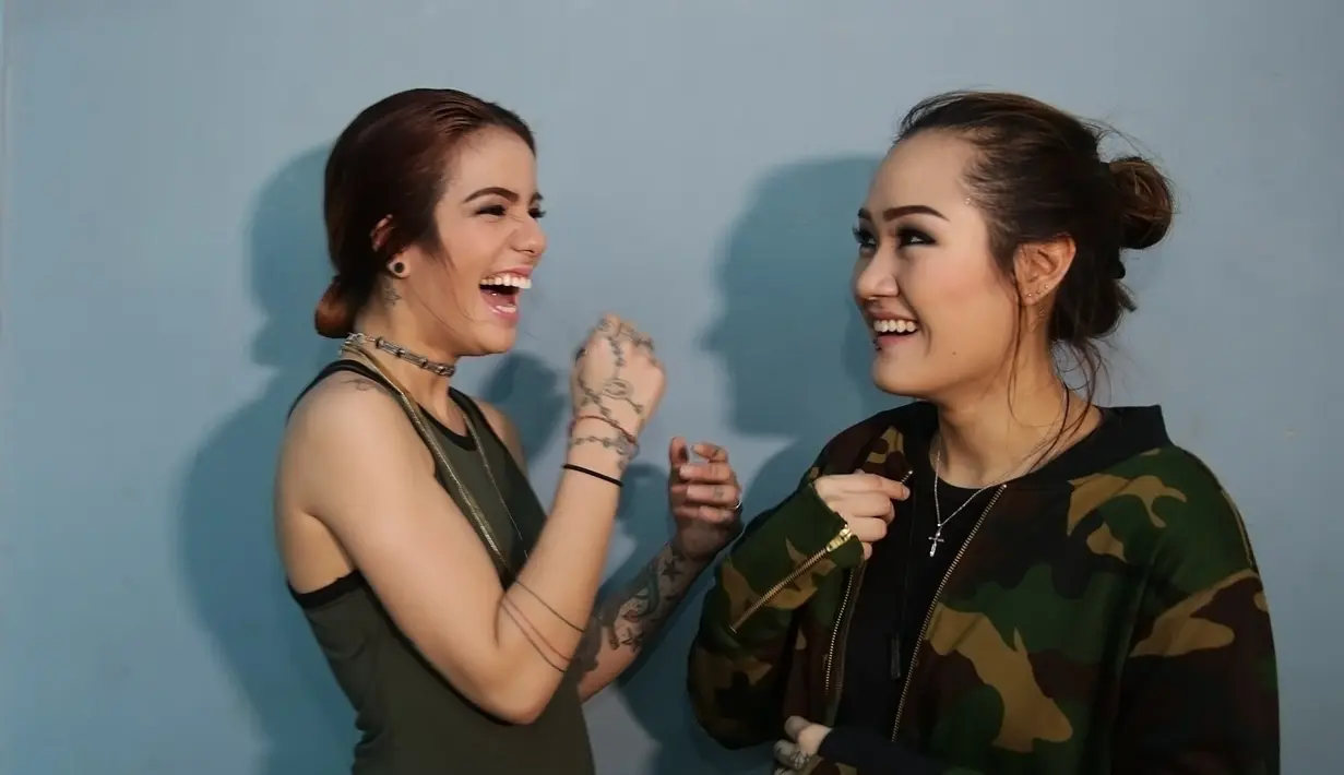 Pada 3 September, usia Sheila Marcia telah 27 tahun. Usia yang tidak muda lagi membuatnya menjadi takut. Lantaran, ia mengaku belum bisa banyak melakukan sesuatu. Ia juga mendapat kado dari teman dekatnya, Melody Vanesha. (Bambang E. Ros/Bintang.com)