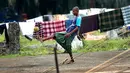 Pria pengunsi asal Rohingya, Myanmar bermain sepak bola di kamp pengungsian di Aceh. .(AP Photo/Tatan Syuflana)
