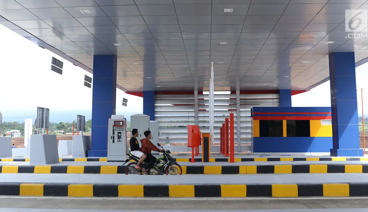 Warga menggunakan motor melintasi gerbang tol Cigombong I, Kab Bogor, Jabar, usai diresmikan, Sabtu (1/12). Tol Ciawi-Sukabumi memiliki total panjang 54 Km dibagi menjadi empat seksi, antara lain Seksi I Ciawi-Cigombong. (Liputan6.com/Helmi Fithriansyah)