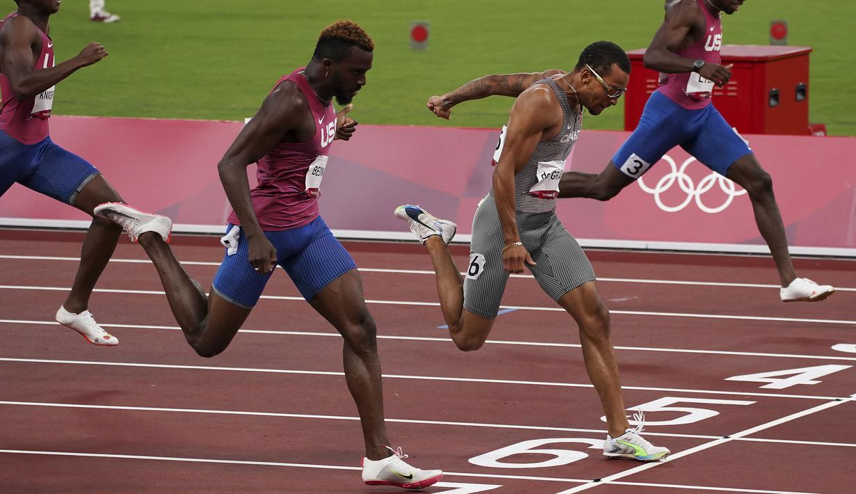 Andre De Grasse berhasil mengalahkan sprinter Amerika Serikat, Kenneth Bednarek dan Noah Lyles yang finish di urutan kedua dan ketiga. Dirinya menjadi sprinter ketiga Kanada yang mampu menjuarai kelas ini setelah Robert Kerr dan Percy Williams. (Foto: AP/The Canadian Press/Nathan Denette)