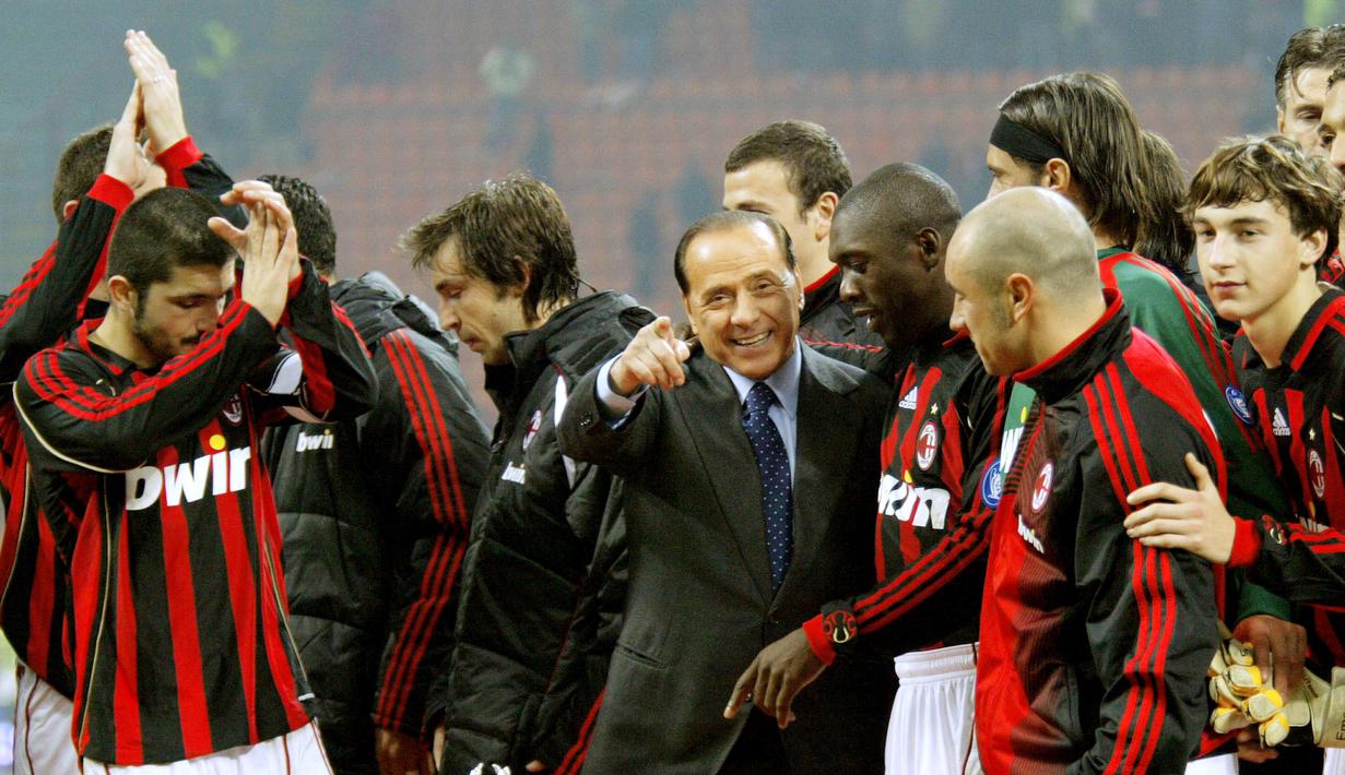 <p>Sosok yang sangat akrab dalam sejarah sepak bola Italia dalam kurun waktu 30 tahun terakhir, Silvio Berlusconi menghembuskan nafas terakhir pada hari Senin (12/06/2023). Berlusconi wafat di Rumah Sakit San Raffaele pada usia 86 tahun. (AFP/Giuseppe Cacace)</p>