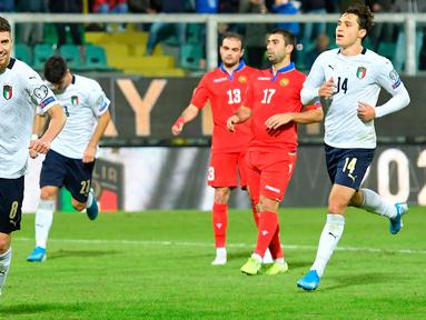Gelandang  timnas Italia, Jorginho, merayakan gol ketujuh untuk timnya yang dicetak ke gawang Armenia pada laga lanjutan Kualifikasi Piala Eropa 2020 di Stadion Renzo Barbera, Palermo, Senin (18/11/2019). Timnas Italia berpesta gol dengan skor telak 9-1. (Carmelo/ImbesiANSA via AP)