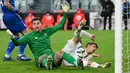 Kiper Dynamo Kiev, Heorhiy Bushchan (kiri) bereaksi setelah bertabrakan dengan pemain depan Juventus, Alvaro Morata (kanan) pada matchday kelima Grup G Liga Champions di Allianz Stadium, Kamis (3/12/2020) dinihari WIB. Juventus meraih kemenangan 3-0 atas tamunya Dynamo Kyiv. (Vincenzo PINTO / AFP)