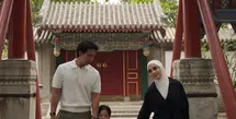 Liburan ke China bareng keluarga, Nikita Willy pun membagikan beberapa ootdnya. Nikita mengenakan atasan hitam lengan panjang dipadukan kerudung putih serasi dengan celana panjangnya. [@nikitawillyofficial94]