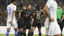 Para pemain Thailand merayakan gol ke gawang Malaysia pada final sepak bola putra SEA Games 2017 di Stadion Shah Alam, Malaysia (29/8/2017). Thailand menang 1-0. (AP/Vincent Thian)