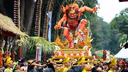 Patung ogoh-ogoh diarak saat pawai pembukaan Pesta Kesenian Bali (PKB) ke-40 yang dihadiri Presiden Jokowi di Bali (23/6). Acara ini dilaksanakan di depan Monumen Bajra Sandi, Lapangan Puputan Niti Mandala. (Liputan6.com/Pool/Biro Pers Setpres)