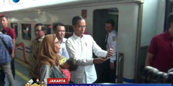 Jokowi Tinjau Arus Mudik Lebaran di Stasiun Pasar Senen