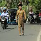 Indra Nodu, mahasiswa Fakultas Ekonomi Universitas Gorontalo menuntaskan nazarnya berjalan kaki usai diwisuda. (Liputan6.com/Arfandi Ibrahim)
