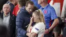 Istri Harry Kane, Kate, yang menonton pertandingan dari tribun tak kuasa menahan tangis melihat suaminya dan kawan-kawan gagal mengangkat trofi. (Foto:AFP/Carl Recine)