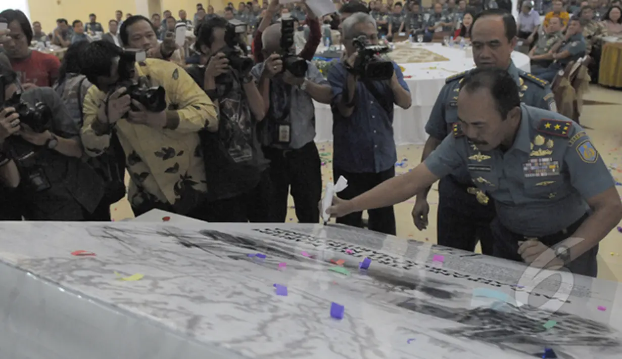 Komandan Seskoal Laksamana Muda TNI, Herry Setianegara menandatangani peluncuran buku berjudul "Strategi Maritim pada Perang Laut Nusantara dan Poros Maritim Dunia", Jakarta, Kamis (5/2/2015). (Liputan6.com/Andrian M Tunay)