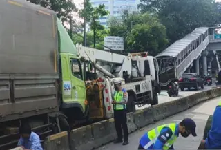 Petugas Ditlantas Polda Metro Jaya sedang melakukan pemeriksaan sebuah truk yang mengalami kecelakaan tunggal di Jalan Gatot Subroto dekat Halte Denpasar arah Timur, Rabu (25/2/2026). (Dok: Ditlantas Polda Metro Jaya)