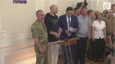 Wartawan Rusia Arkady Babchenko hari Rabu, 30 Mei, muncul di sebuah konferensi pers di ibu kota Ukraina kurang dari 24 jam setelah polisi melaporkan ia ditembak dan tewas di gedung apartemennya di Kiev.