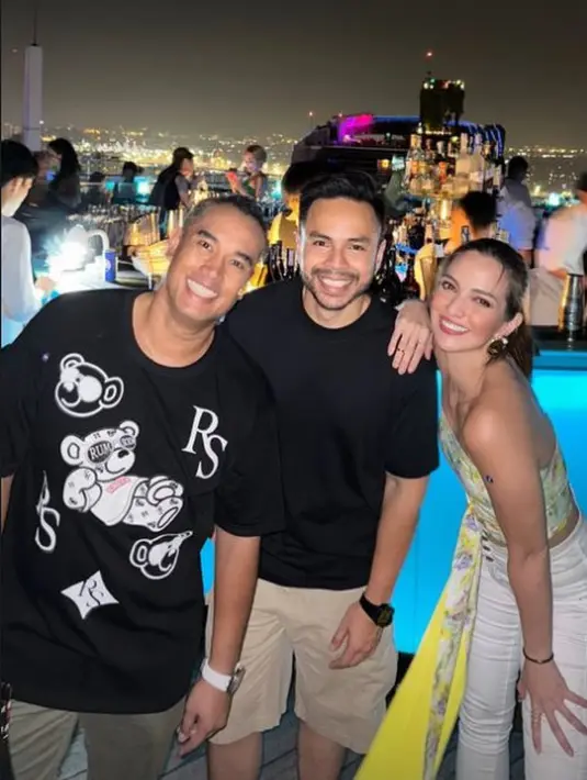 Nia Ramadhani menyelesaikan tampilannya dengan rambut ponytail yang bikin ia terlihat lebih bergaya. [@ramadhaniabakrie]