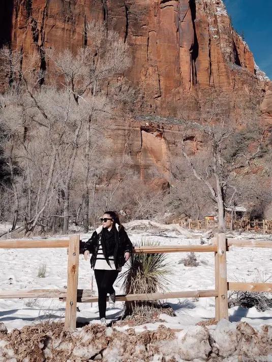 Gaya monokrom Nikita Willy diperlengkap dengan striped tee dan syal warna hitam.