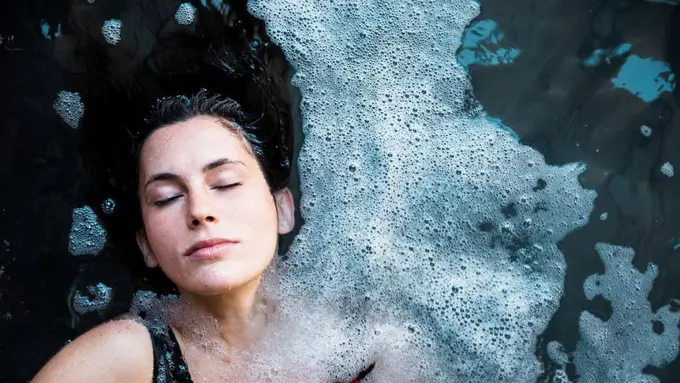 Kenali Manfaat Cold Shower (photo by freepik)