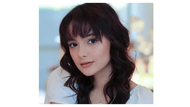 6 Potret Amanda Rawles dengan Gaya Rambut Berponi, Makin Terlihat Imut