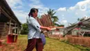 Seorang pekerja membawa hio dupa di sentra industri kecil pembuatan hio di Tangerang, Banten, Senin (9/1/2023). Jelang perayaan Imlek, pesanan hio dupa mengalami peningkatan untuk kebutuhan sembahyang. (Liputan6.com/Angga Yuniar)