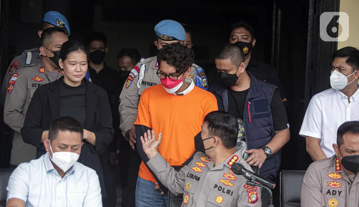 Musikus Ardhito Pramono (tengah) dihadirkan saat rilis kasus penyalahgunaan narkoba di Polres Jakarta Barat, Kamis (13/1/2022). Ardhito Pramono dipersangkakan dengan Pasal 127 ayat 1 Undang-Undang Nomor 35 Tahun 2009 tentang Narkotika.(Liputan6.com/Faizal Fanani)