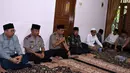 Wakapolri Komjen Pol. Syafruddin (ketiga kiri) menghimbau kepada Kiayi dan santri Ponpes Buntet untuk tidak terpancing isu SARA, Astanajapura, Cirebon, Jawa Barat, Jumat (25/11). (Foto : Polri)