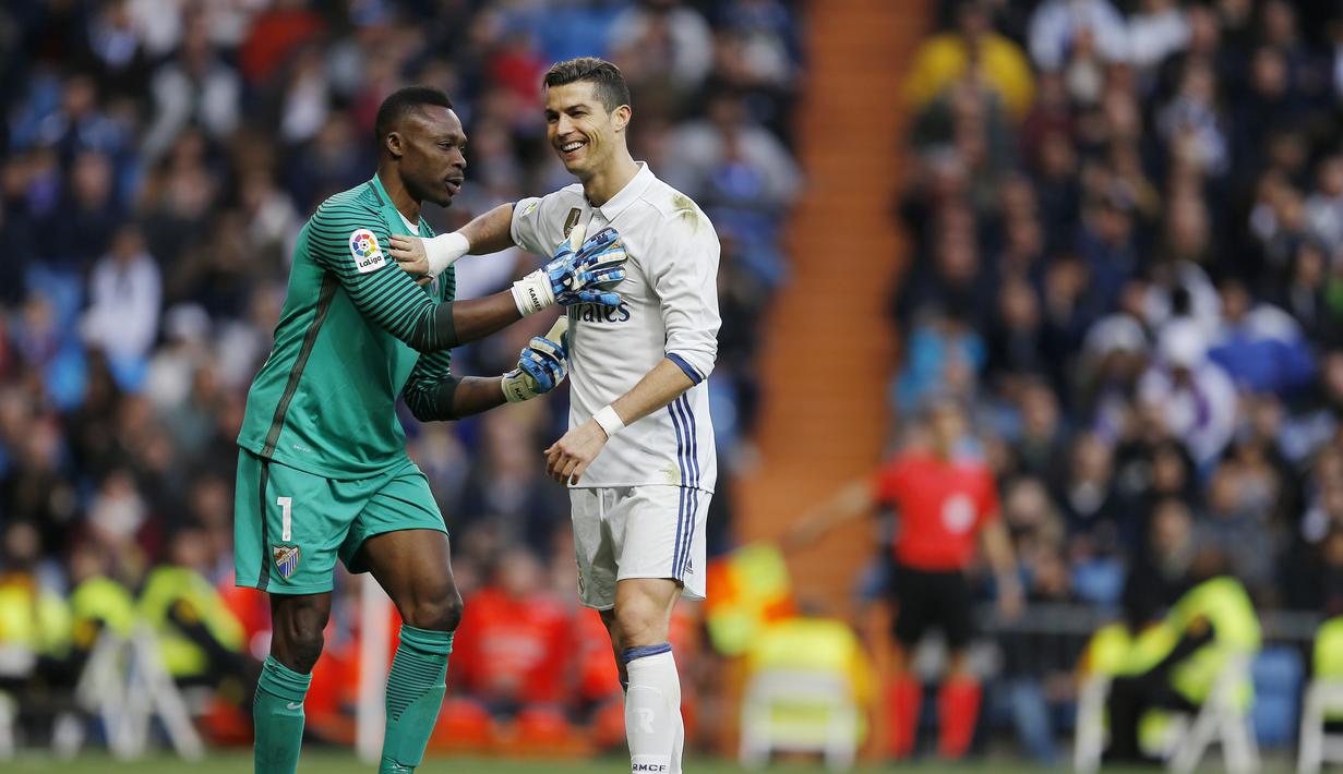 Ekpresi Bintang Real Madrid, Cristiano Ronaldo bersama kiper Malaga, Carlos Kameni pada lanjutan La Liga di Santiago Bernabeu stadium, Madrid, Sabtu (21/1/2017). Madrid menang 2-1. (AP/Francisco Seco)