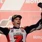 Pembalap Repsol Honda, Marc Marquez berselebrasi di atas podium setelah memenangi balapan MotoGP Jepang 2018 di Twin Ring Motegi, Minggu (21/10). Kemenangan Marquez di Jepang sekaligus membuatnya menjadi juara dunia MotoGP 2018. (AP/Shizuo Kambayashi)