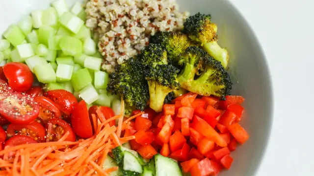 Ingin Sahur dengan Menu Lebih Ringan? Ini Resep Nasi Goreng Sayur Quinoa yang Rendah Minyak