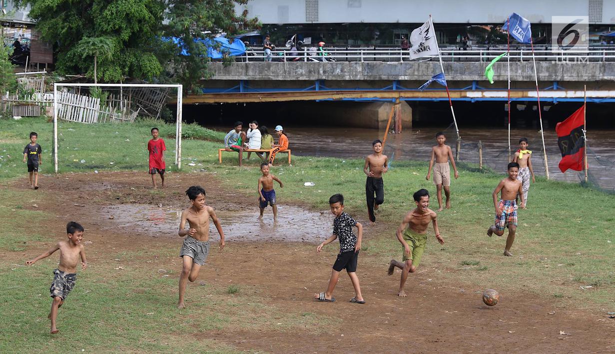 Foto Melihat Semangat Anak Anak Bermain Sepak Bola Dalam Keterbatasan News Liputan6 Com