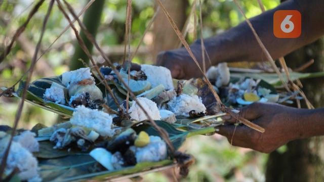 Sejumlah sesajen yang tengah disiapkan oleh warga kampung (Arfandi Ibrahim/Liputan6.com)