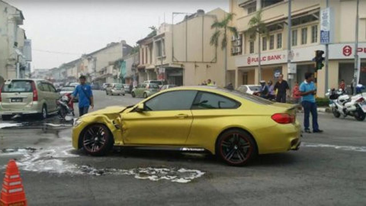 Mobil mewah BMW M4 remuk usai 'dihajar' Toyota Avanza