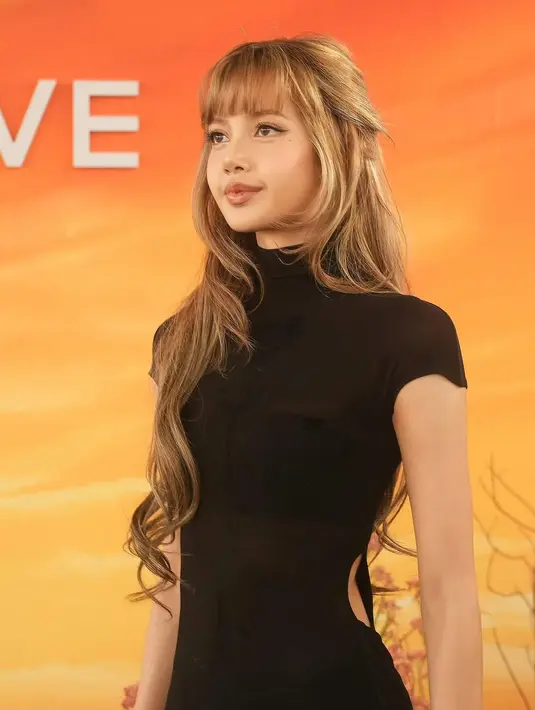 Gaya rambut ini pun menjadi pemanis sempurna untuk gaun hitam sederhana yang dikenakannya, membuktikan bahwa kesan elegan tak selalu harus datang dari tampilan yang berlebihan.  [@no.1lloud].