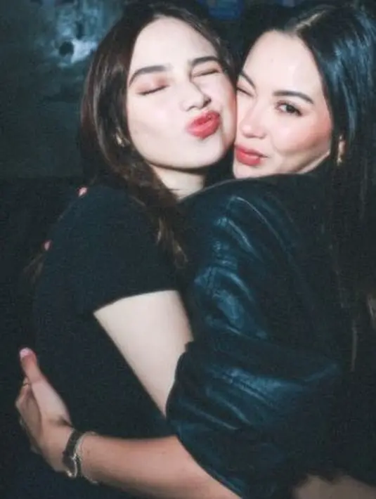 Sementara itu,Alyssa mengenakan makeup blush on coral senada dengan warna lipstiknya. Rambut panjang hitamnya dibiarkan terurai. Ia juga terlihat mengenakan jaket kulit hitam. [@alyssadaguise]