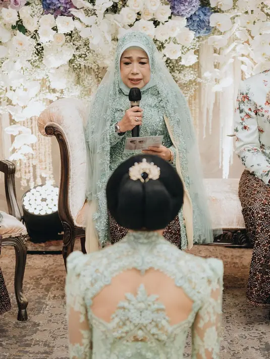 Kebaya tersebut semakin terlihat menarik dengan detail puff sleeve dan cut out berbentuk hati terbalik di bagian belakang.  Serta bros emas yang disematkan di dada. @morden.co.