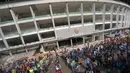 Suasana senam para pekerja Stadion Utama GBK di kawasan Senayan, Jakarta, Jumat (17/3). Senam dilakukan untuk menjaga kebugaran pekerja yang rutin diadakan setiap Jumat pagi. (Liputan6.com/Immanuel Antonius)