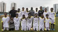 Mantan pelatih Timnas Indonesia, Jacksen F Tiago, foto bersama peserta Liga Remaja UC News di Stadion oemantri Brodjonegoro, Jakarta, Jumat (7/12/2017). Sebanyak 13 anak Maluku tepilih mengikuti latihan ini. (Bola.com/Vitalis Yogi Trisna)