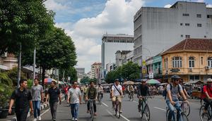 Manfaat Berjalan Kaki dan Bersepeda untuk Lingkungan. Foto: Gemini