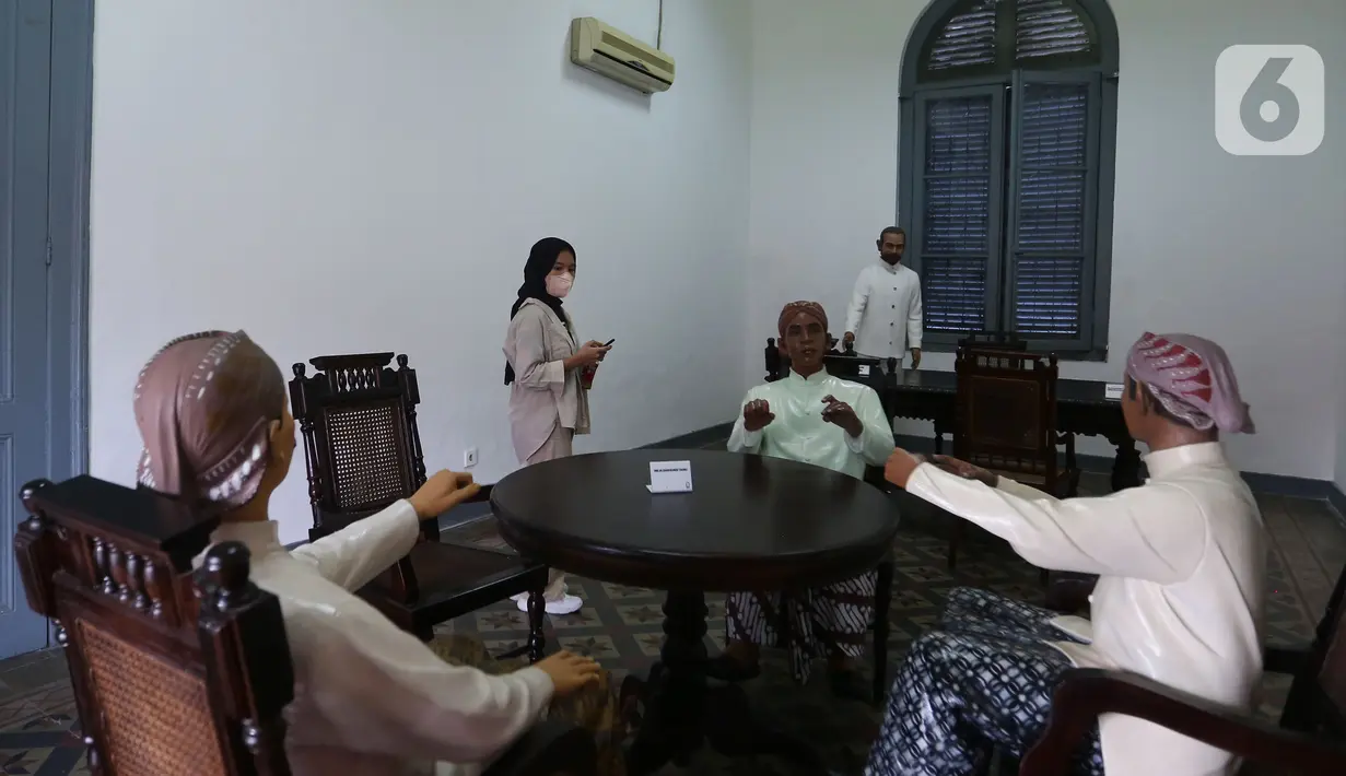 Pengunjung pelajar menyaksikan diorama sejarah pada Pameran Retrospeksi di museum Kebangkitan Nasional di Jakarta, Sabtu (21/5/2022). Pameran Retrospeksi tersebut dalam rangka memperingati hari Kebangkitan Nasional yang berlangsung dari tanggal 20 Mei - 18 Juni 2022. (Liputan6.com/Johan Tallo)