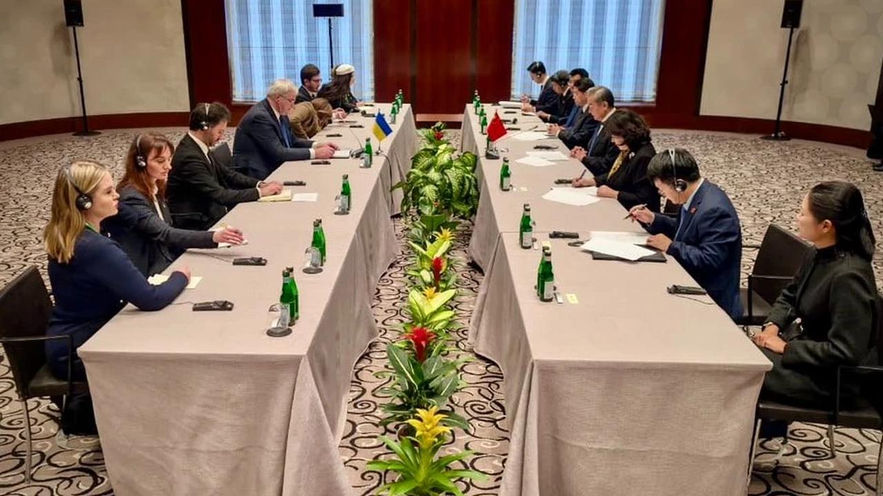 Menteri Luar Negeri Ukraina Andrii Sybiha menggelar pertemuan bilateral dengan Menteri Luar Negeri China Wang Yi di Munich