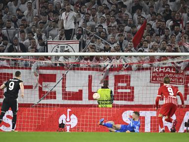 Penyerang Juventus, Dusan Vlahovic mencetak gol lewat titik penalti ke gawang Freiburg pada pertandingan leg kedua babak 16 besar Liga Europa di Stadion Europa-Park di Freiburg Im Breisgau, Jerman, Kamis 17 Maret 2023. (Tom Weller/dpa via AP)