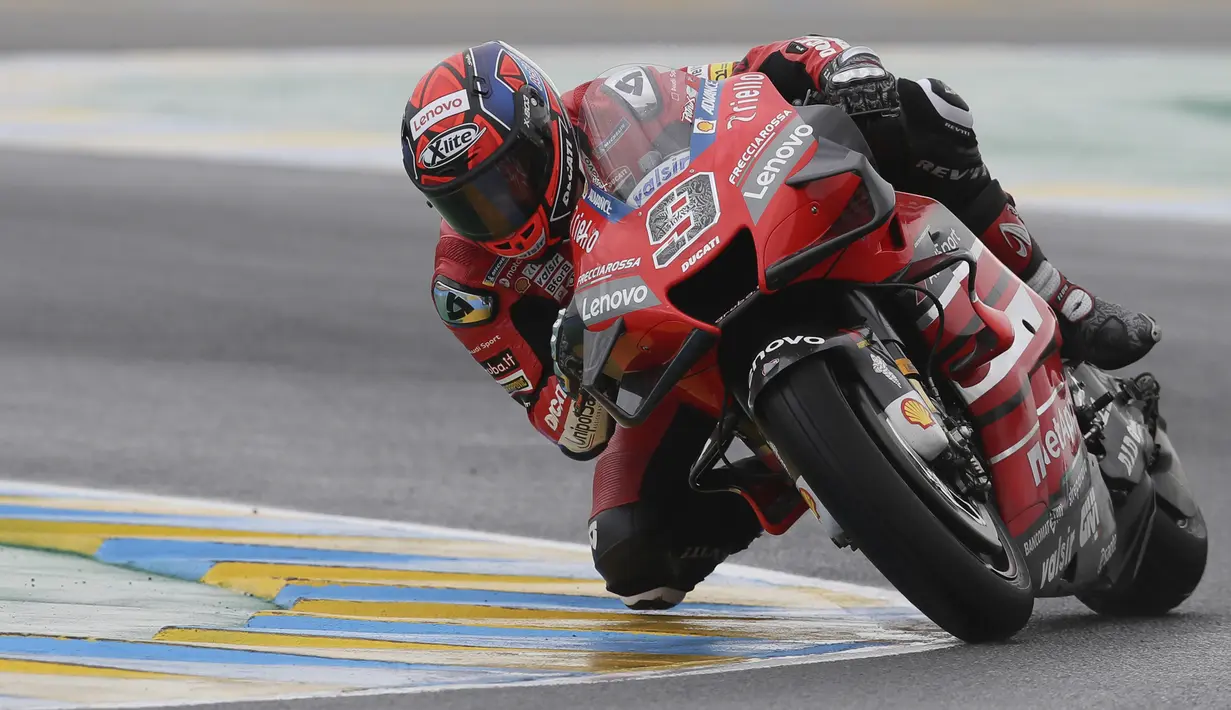 Pembalap Ducati Danilo Petrucci memacu motornya pada balapan MotoGP Prancis 2020 di Le Mans, Prancis, Minggu (11/10/2020). Danilo Petrucci menjadi yang tercepat disusul Alex Marquez dan Pol Espargaro. (AP Photo/David Vincent)