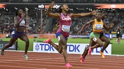 Pelari Amerika Serikat, Sha’Carri Richardson (tengah) melakukan selebrasi saat melewati garis finis pada final 100 meter putri Kejuaraan Dunia Atletik 2023 di National Athletics Centre, Budapest, Hungaria, pada 22 Augustus 2023. (AP Photo/Denes Erdos)