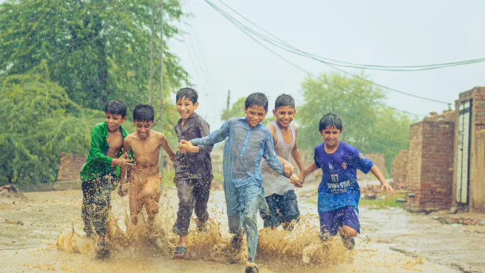 Ketahui Bahayanya Bermain Banjir bagi Kesehatan Anak