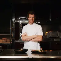 Mencicipi sajian kuliner pilihan Tom Aikens untuk makan siang dan makan malam (Tom's by Tom Aikens)
