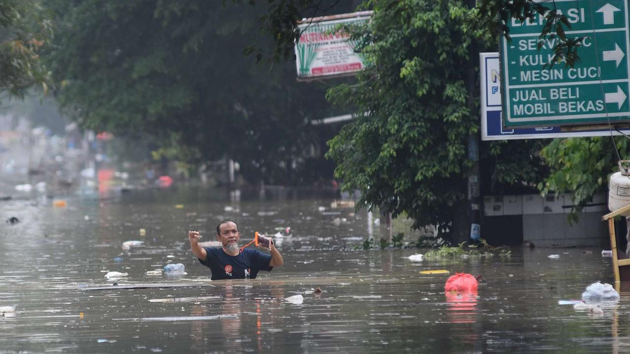 FOTO: Penampakan Banjir Parah di Perbatasan Bekasi-Bogor Akibat Luapan Sungai Cileungsi dan Cikeas