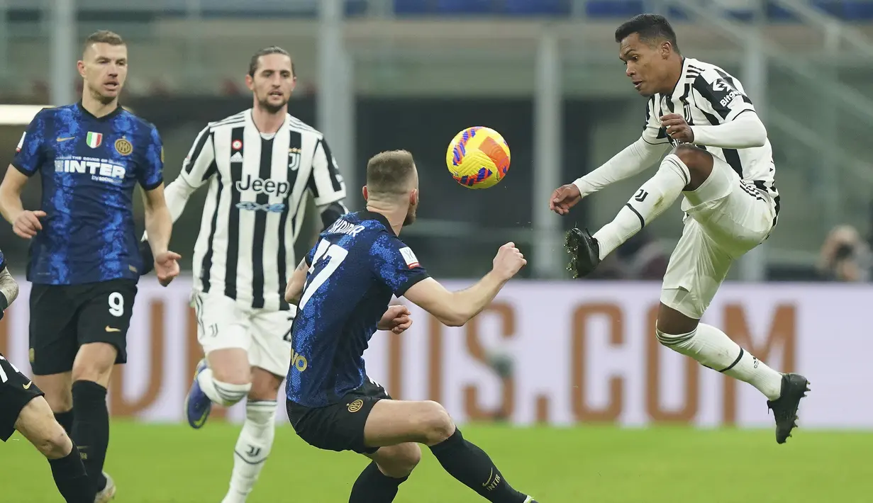 Bek Juventus, Alex Sandro berusaha mengontrol bola dari kawalan bek Inter Milan, Milan Skriniar pada pertandingan final Piala Super Italia 2021 di Stadion San Siro di Milan, Italia, Kamis (13/1/2022). Inter Milan menang tipis atas Juventus 2-1 lewat perpanjangan waktu. (Spada/LaPresse via AP)