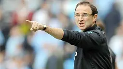 Gaya manajer Aston Villa Martin O'Neill saat memberi instruksi kepada para pemainnya di laga lanjutan EPL melawan Manchester City di City Of Manchester Stadium, 1 Mei 2010. AFP PHOTO / ANDREW YATES