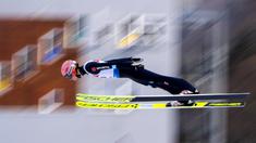 Karl Geiger menempati peringakt ketiga saat berkompetisi di ajang Kejuaraan Ski Jumping putra di Rasnov, Romania. (Foto: AP/Raed Krishan)
