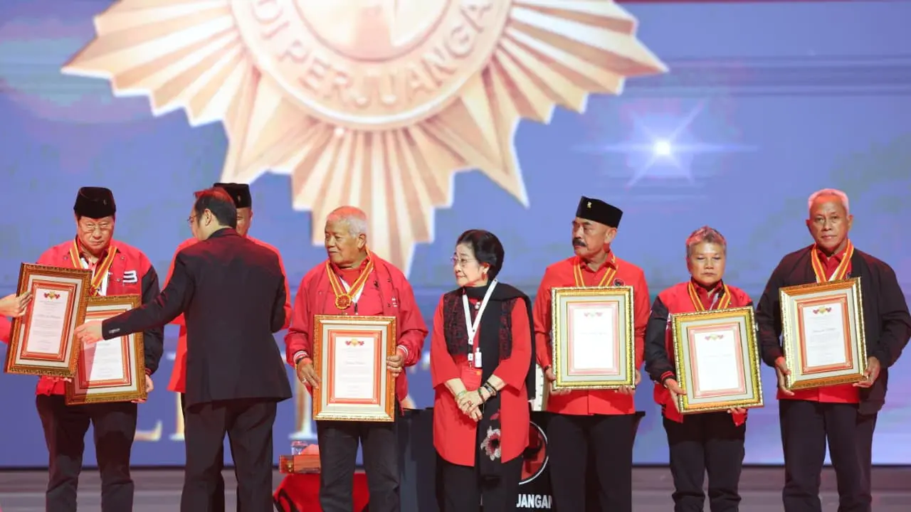 Megawati Soekarnoputri Beri Penghargaan kepada 6 Tokoh Senior PDIP