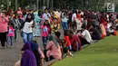 Pengunjung memadati kawasan Monumen Nasional (Monas), Jakarta, Rabu (27/6). Mengisi waktu libur Idul Fitri, kawasan Monas menjadi pilihan alternatif untuk berlibur bersama sanak keluarga. (Liputan6.com/Johan Tallo)